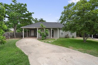 414 Sabrina Dr in Taylor, TX - Building Photo - Building Photo