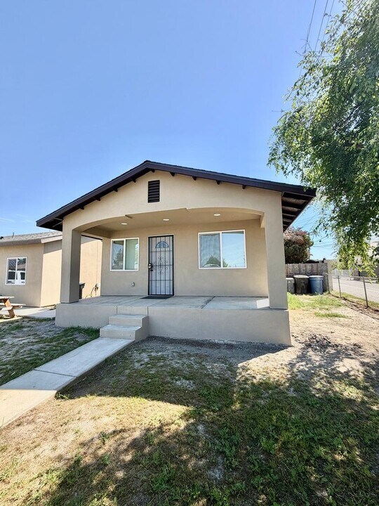 1116 9th Ave in Delano, CA - Building Photo