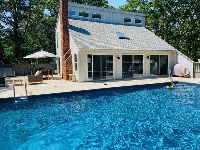 17 Shorewood Dr in East Hampton, NY - Building Photo - Building Photo