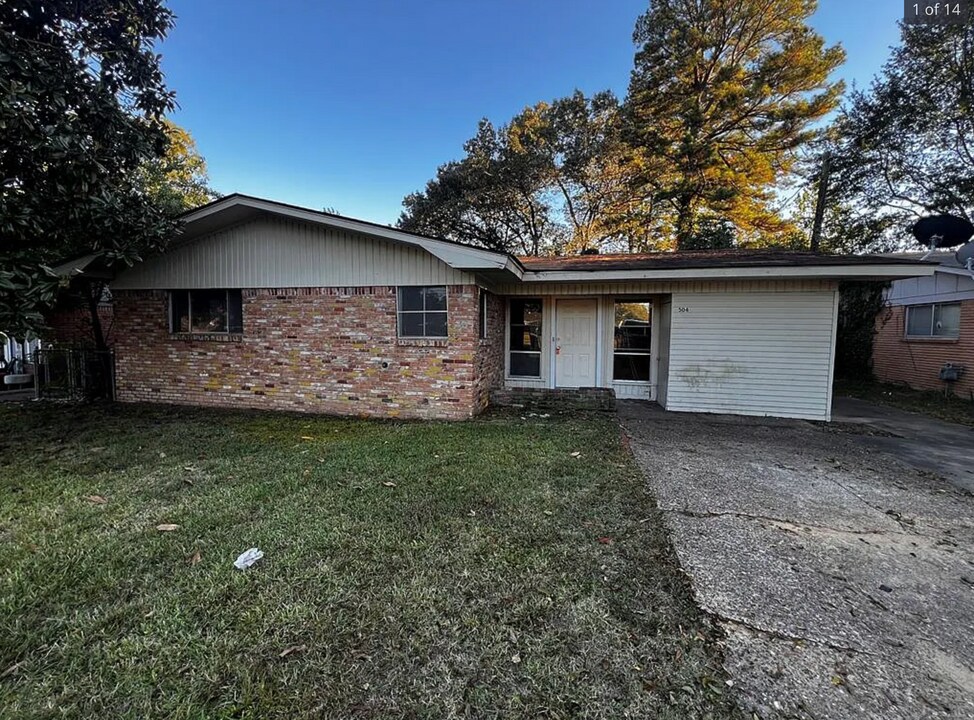 504 Redwater Rd in Wake Village, TX - Building Photo