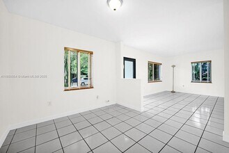5960 SW 47th St in Miami, FL - Building Photo - Building Photo