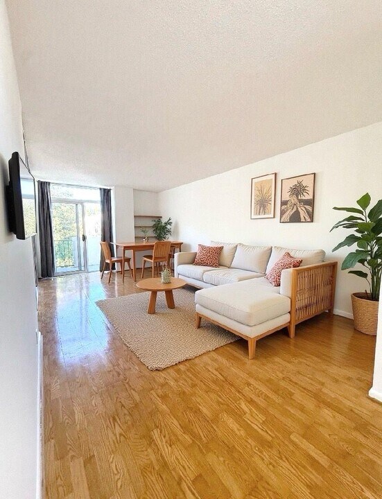 200 Grand Cove Way, Unit 5F in Edgewater, NJ - Building Photo