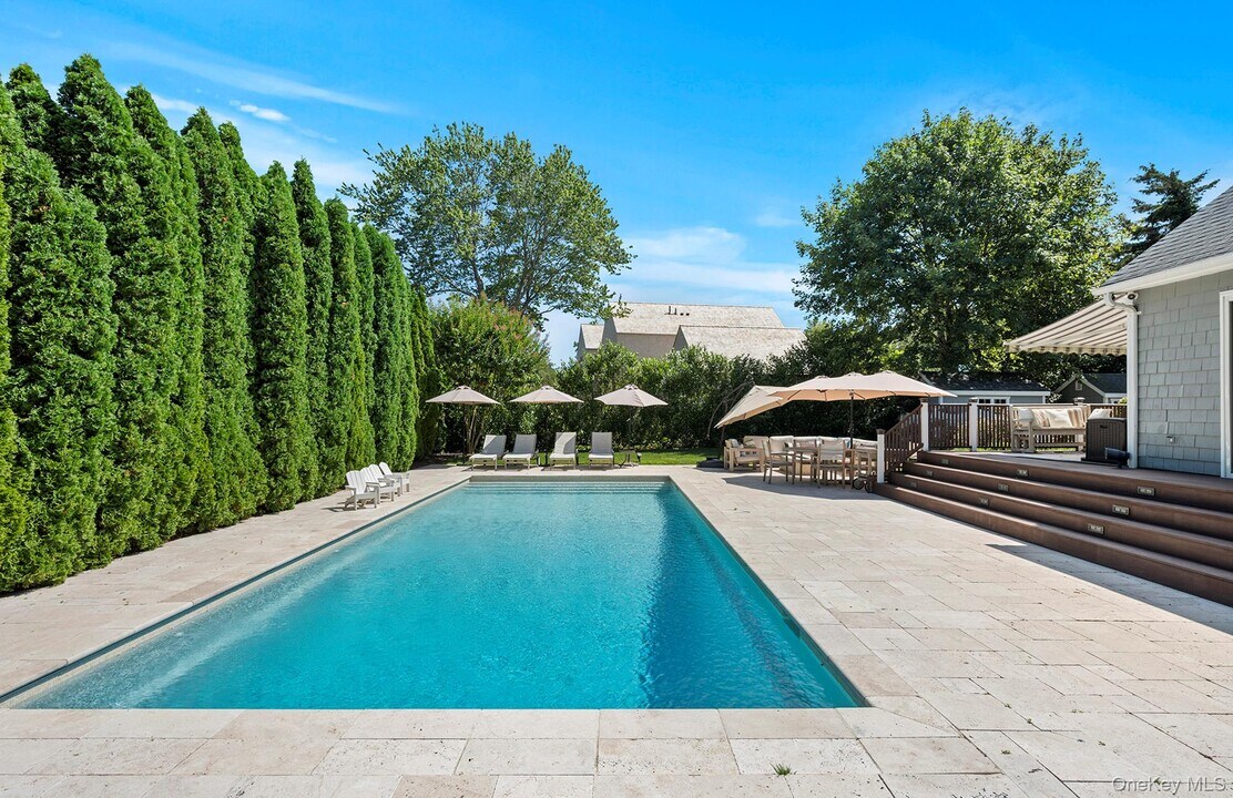 28 Windermere Dr in Sag Harbor, NY - Building Photo