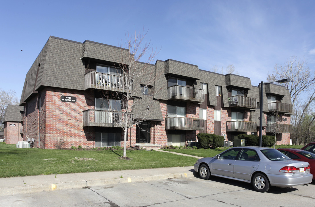 Picadilly Square in Omaha, NE - Building Photo