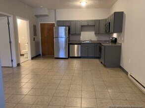 21 Willow St, Unit 1 in Fitchburg, MA - Foto de edificio - Building Photo