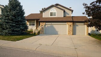 Spacious 3 bed 2.5 Bath, Split-Level Home in South Fort Collins! in Fort Collins, CO - Building Photo