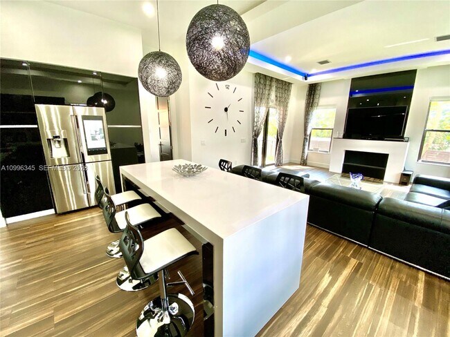 736 Tyler St in Hollywood, FL - Building Photo - Building Photo