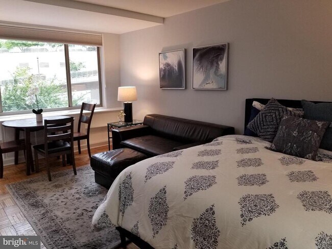 property at 1121 Arlington Blvd
