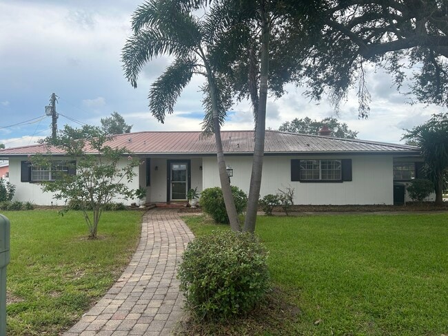 2450 Mineola Dr N