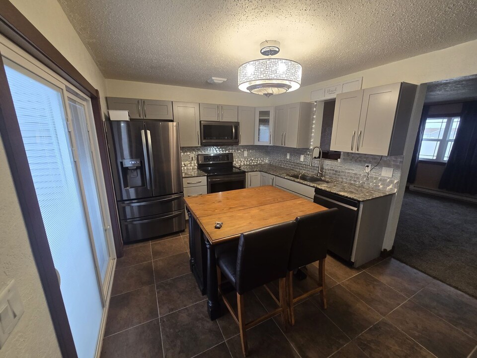 2818 22nd Ave W in Williston, ND - Building Photo