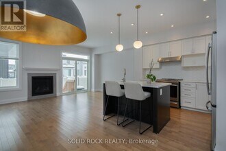 218 Lift Ln in Ottawa, ON - Building Photo - Building Photo