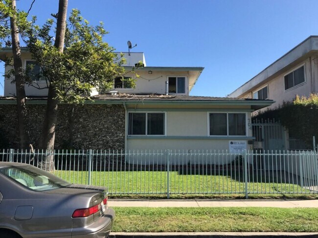 704 Walnut Street, in Inglewood, CA - Foto de edificio - Building Photo
