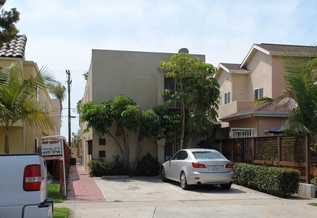 1921 Diamond Street Apartments in San Diego, CA - Building Photo - Building Photo