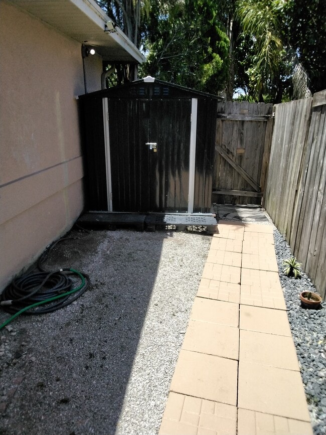 property at 118 SW Fairway Ave