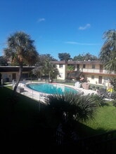 Le Mans Apartments in St. Petersburg, FL - Foto de edificio - Building Photo