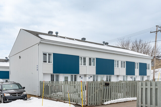 1075 Chateaubriand St in Lévis, QC - Building Photo - Building Photo