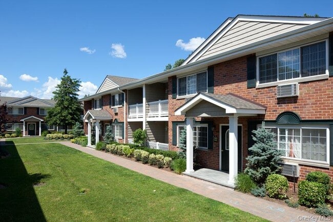 385 Great East Neck Rd in West Babylon, NY - Building Photo - Building Photo