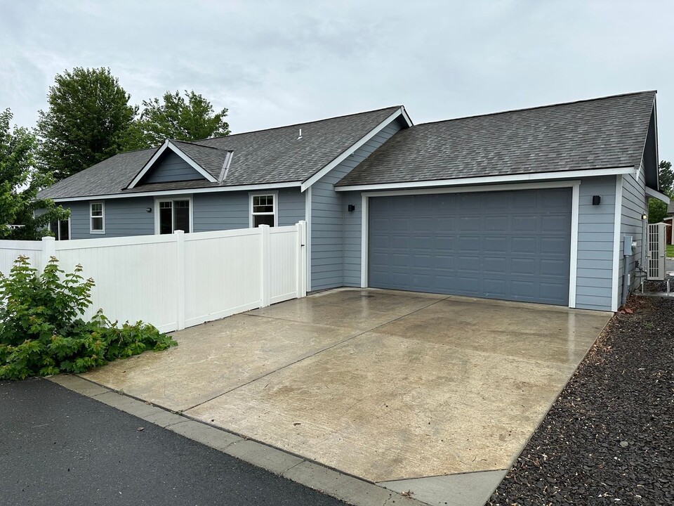 108 W Greenfield Ave in Ellensburg, WA - Building Photo