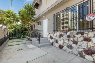 1224 N Mansfield Ave in Los Angeles, CA - Building Photo - Building Photo