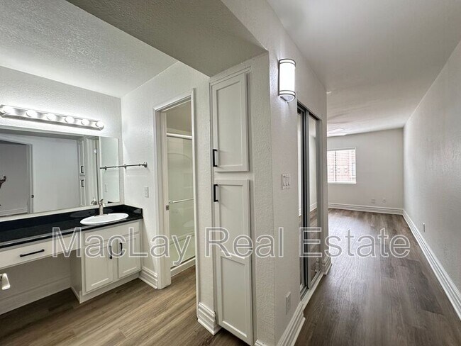 3825 E Camelback Rd in Phoenix, AZ - Building Photo - Building Photo