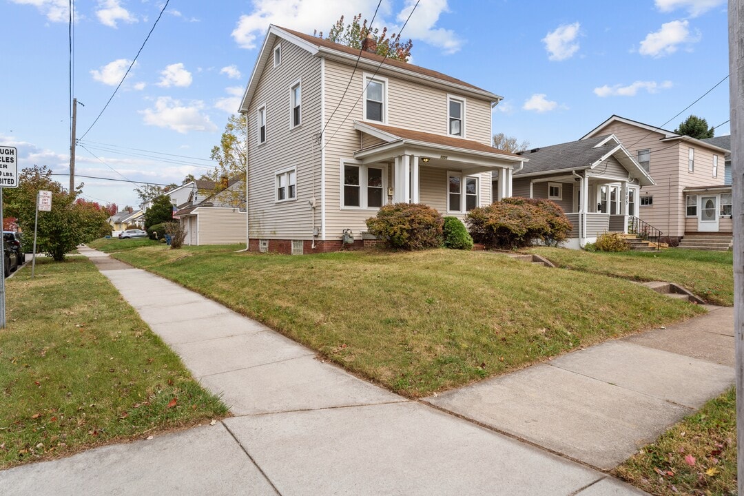 1001 Woodsdale Ave in Toledo, OH - Building Photo