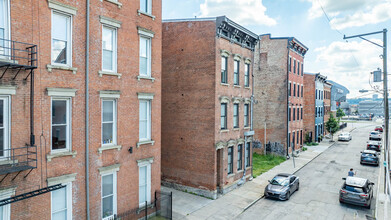 215 Wade St in Cincinnati, OH - Building Photo - Building Photo