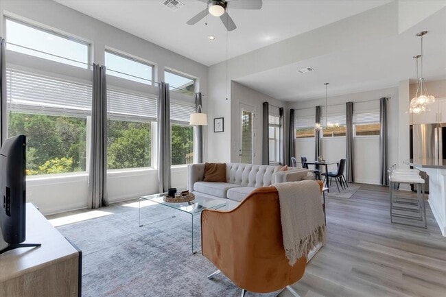 5820 Harper Park Dr in Austin, TX - Building Photo - Building Photo
