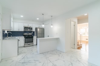 501 Adams Ln, Unit 16D in North Brunswick, NJ - Building Photo - Building Photo