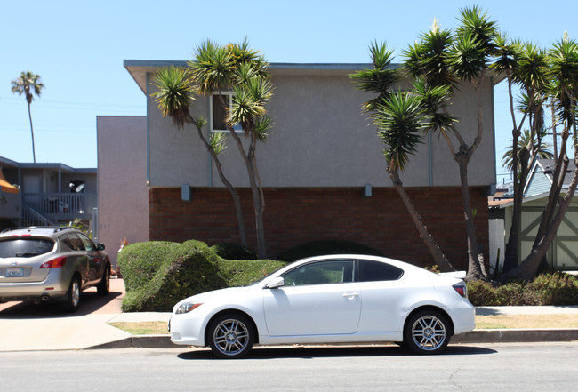 517 7th St in Huntington Beach, CA - Foto de edificio - Building Photo