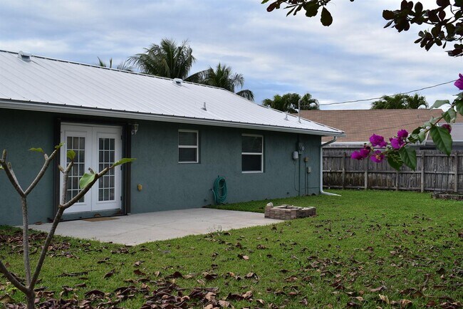 826 Palama Way in Lantana, FL - Building Photo - Building Photo