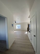 4572 E Fall Harvest Rd, Unit Main in Eagle Mountain, UT - Foto de edificio - Building Photo