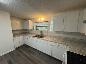 10839 Cozarts Chalet Dr in Gibsonton, FL - Building Photo - Building Photo