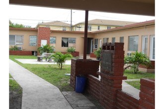 900 SW 3rd St in Miami, FL - Foto de edificio - Building Photo