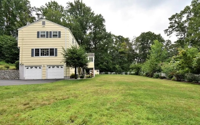 25 Shelter Rock Rd in Trumbull, CT - Foto de edificio - Building Photo