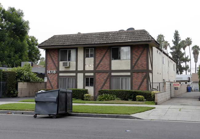 14718 Sylvan St in Van Nuys, CA - Building Photo - Building Photo