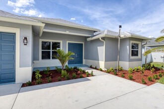 1722 SW California Blvd in Port St. Lucie, FL - Foto de edificio - Building Photo