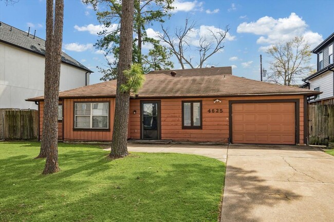4625 Holly St in Bellaire, TX - Building Photo - Building Photo