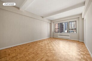 30 E 37th St in New York, NY - Building Photo