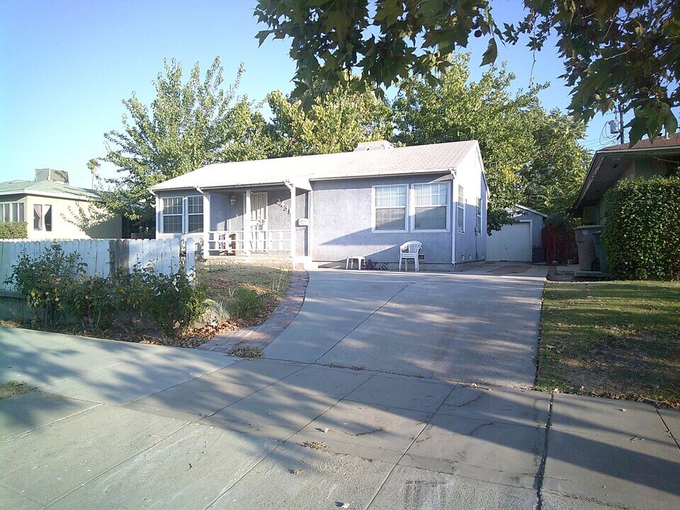 2431 Chester Ln in Bakersfield, CA - Building Photo