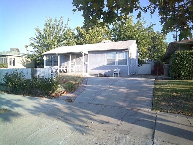 property at 2431 Chester Ln