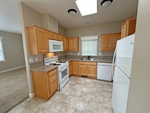 1221 E Cypress Ave in Redding, CA - Building Photo - Building Photo