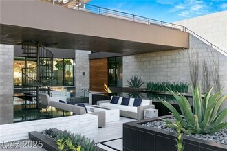4 Soaring Bird Ct in Las Vegas, NV - Building Photo - Building Photo