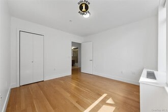 29-11 12th St in Queens, NY - Foto de edificio - Building Photo