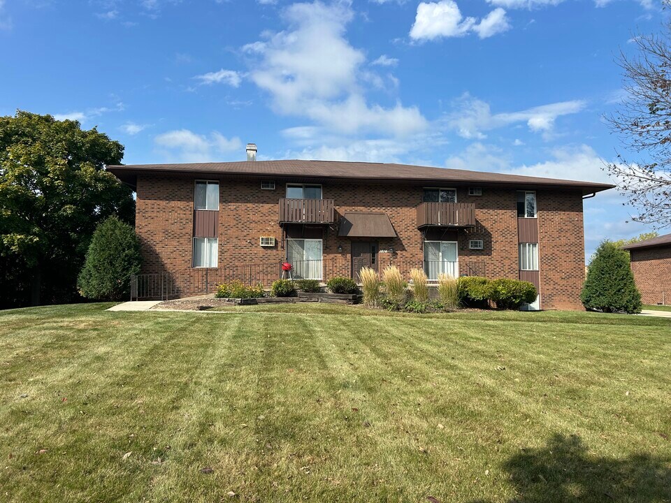 1614 E Harding Dr in Appleton, WI - Building Photo