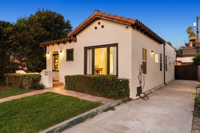 2624 S Palm Grove Ave in Los Angeles, CA - Building Photo - Building Photo