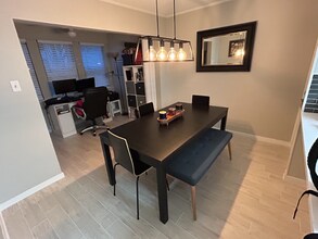 1510 W N Loop Blvd in Austin, TX - Building Photo - Building Photo