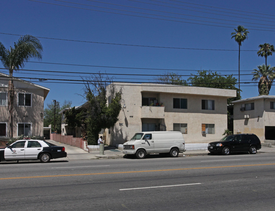 6265 Kester Ave in Van Nuys, CA - Foto de edificio