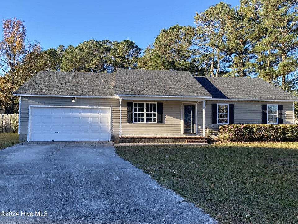 120 Meadow Farm Rd in Richlands, NC - Building Photo