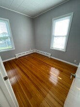 24 Sharp St in Dartmouth, MA - Foto de edificio - Building Photo