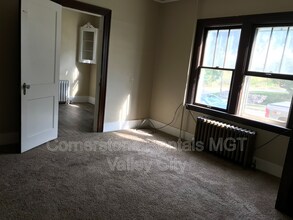 264 College St SE, Unit 2 in Valley City, ND - Building Photo - Building Photo